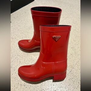 RED PRADA RUBBER RAIN BOOTS